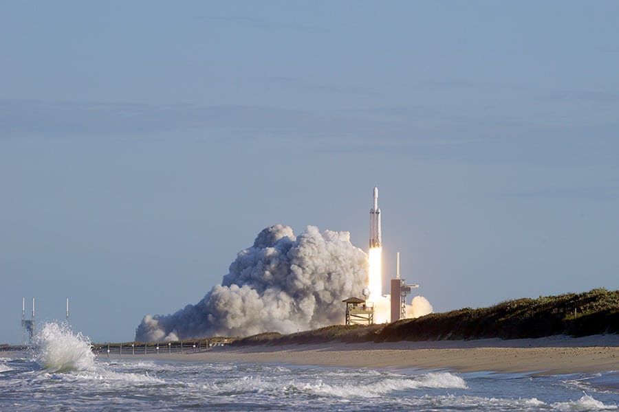 Plume of hot rocket exhaust during Falcon Heavy launch