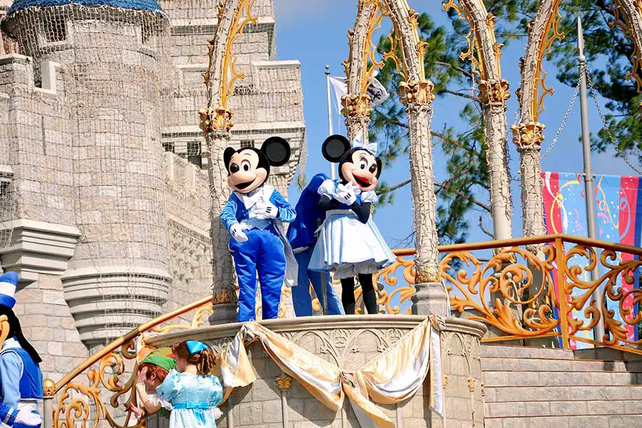 Mickey and Minnie Mouse greeting tourists