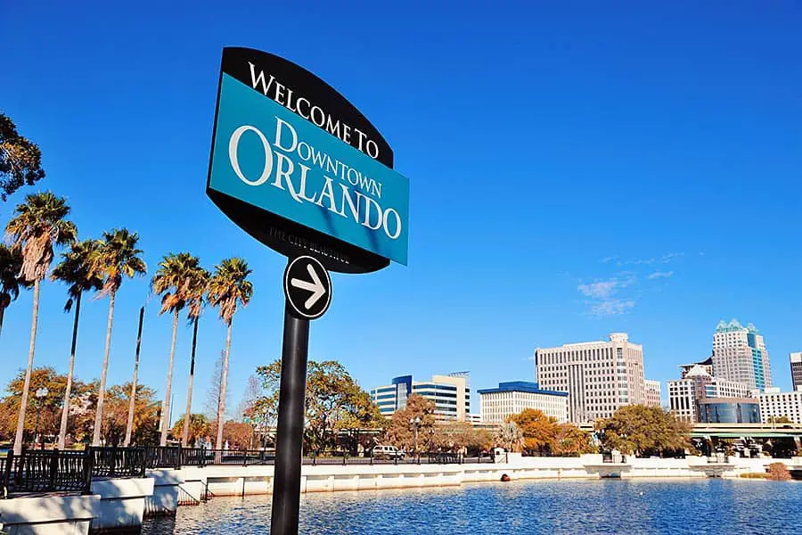 Welcome to downtown Orlando sign with buildings in background